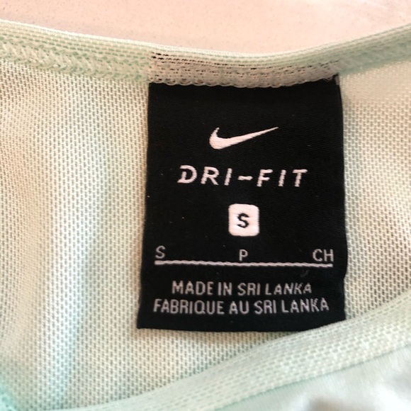 Like new NIKE workout top - Picture 2 of 4